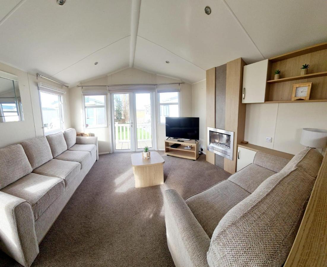 Caravan With Decking And Free Wifi At Seawick Holiday Park Ref 27214Sw Clacton-on-Sea Exterior foto